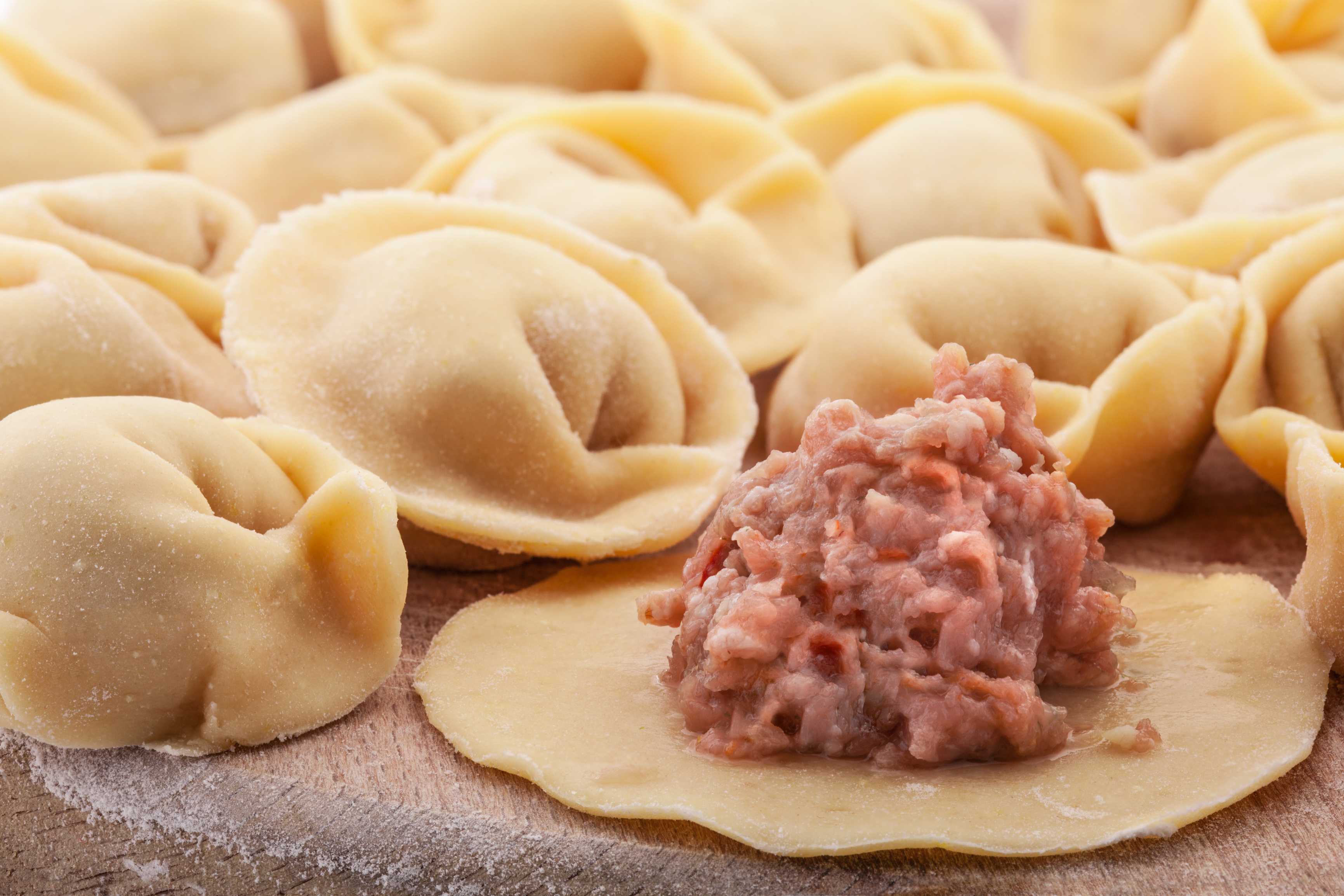 Домашние пельмени - получаются очень вкусными. 5 простых рецептов