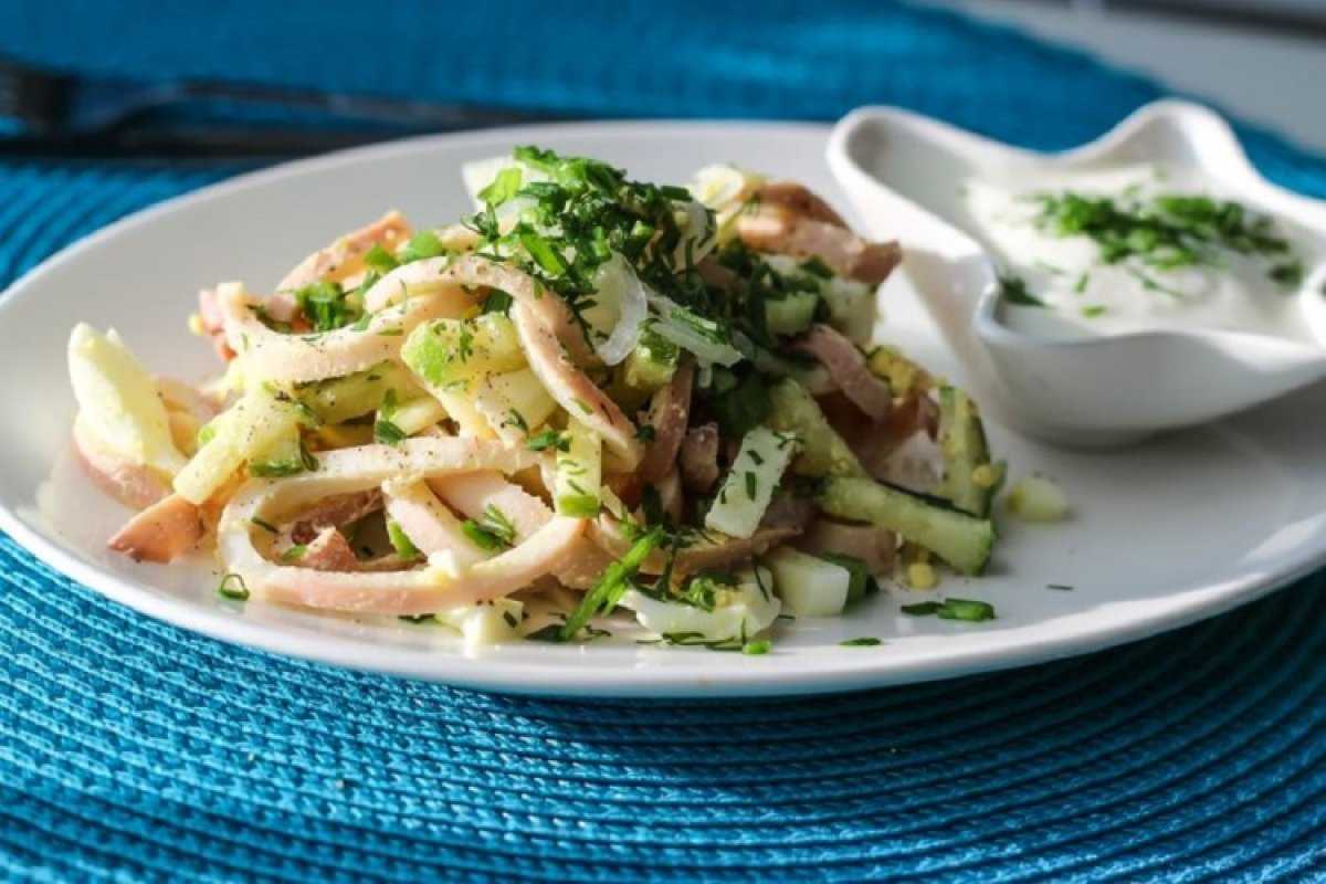 Салаты с кальмарами: 20 самых вкусных и простых рецептов