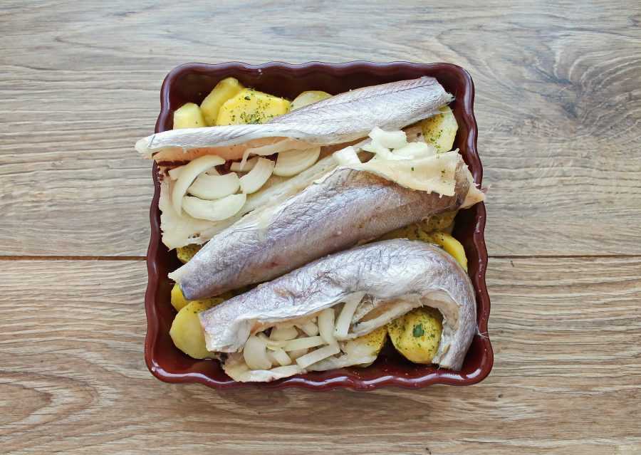 Запеченная рыба с картошкой в духовке - 120 домашних вкусных рецептов