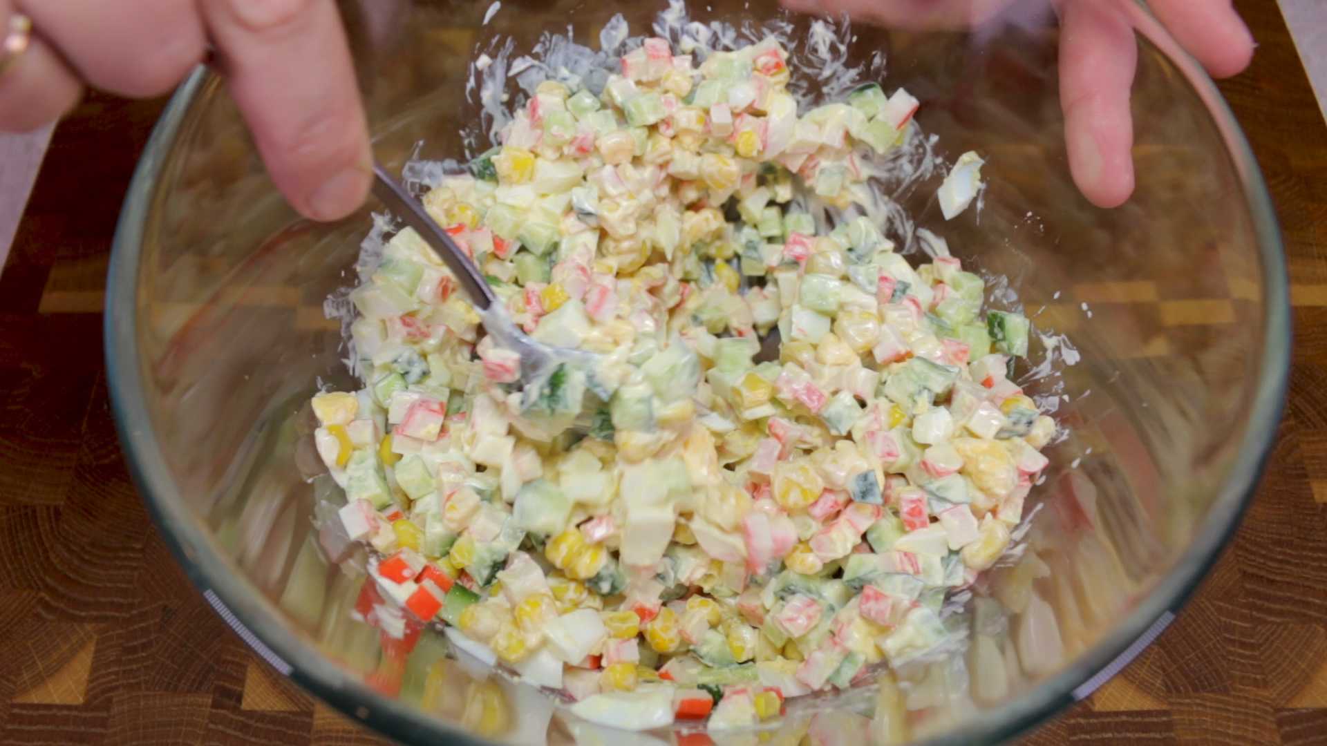 Крабовый салат — классические рецепты очень вкусные и простые