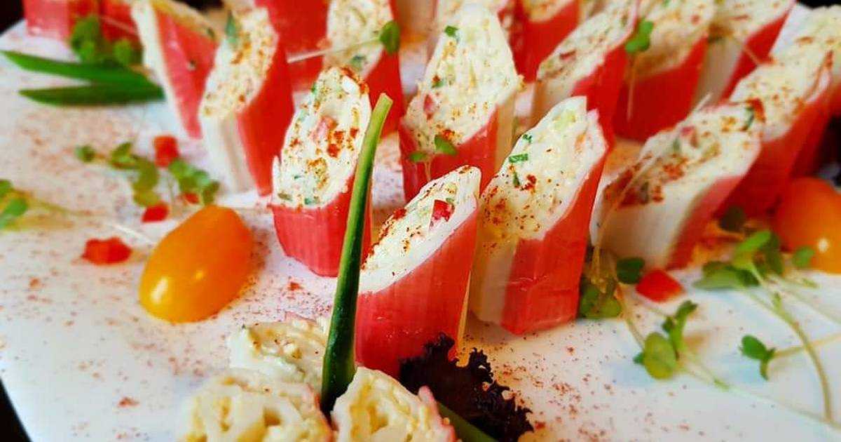 10 вкуснейших рулетиков из крабовых палочек к праздничному столу