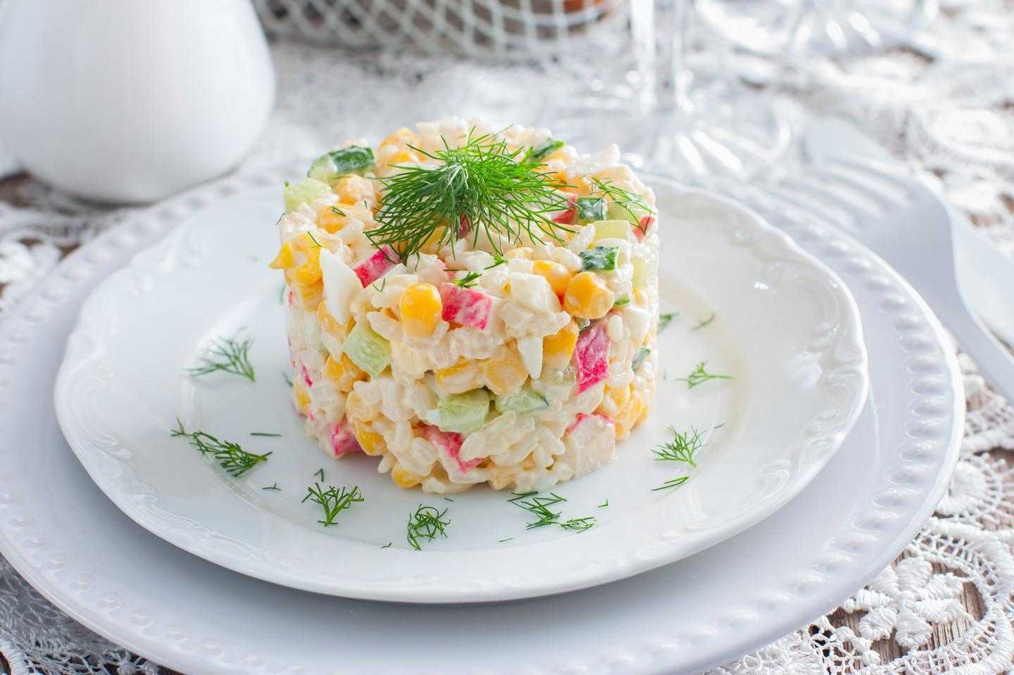 Салаты с крабовыми палочками: 12 простых и вкусных рецептов на праздник