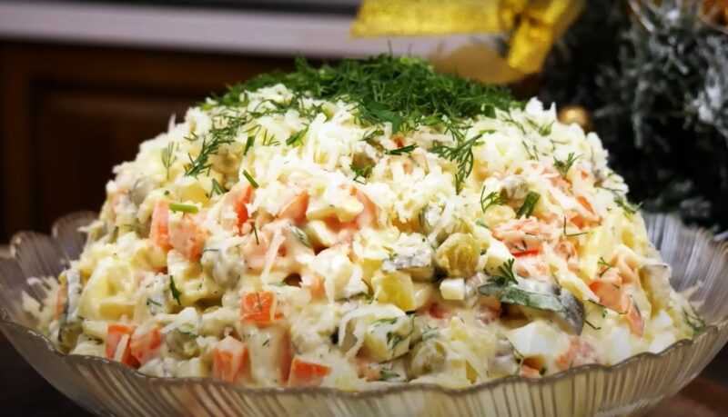 20 очень вкусных салатов с фасолью и сухариками