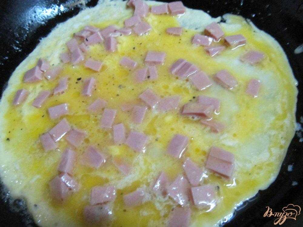 Омлет с помидорами и колбасой, луком и зеленью – рецепт без заморочек
