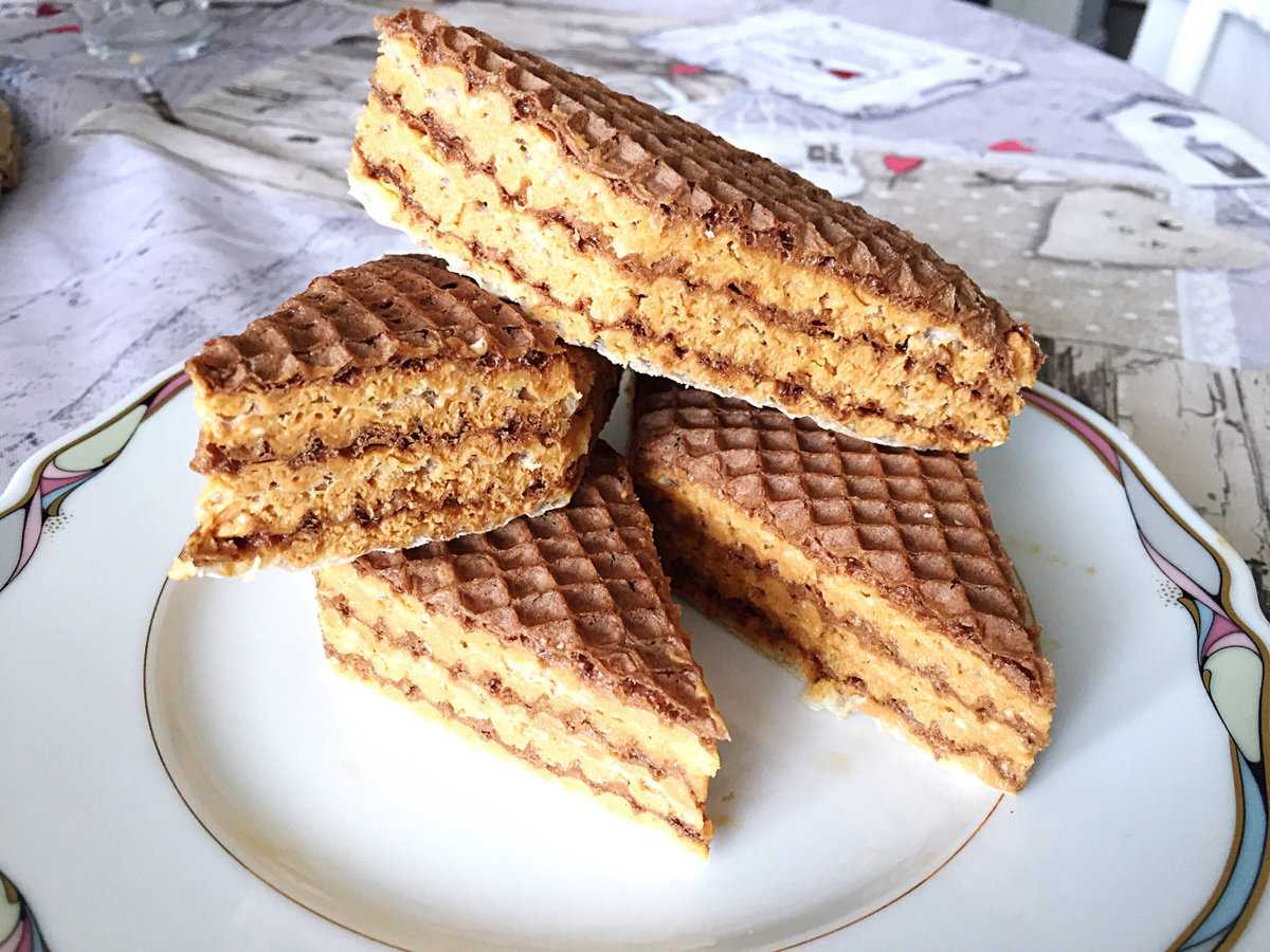 Закусочный торт из готовых вафельных коржей, слоеного теста, крекеров и с разными начинками