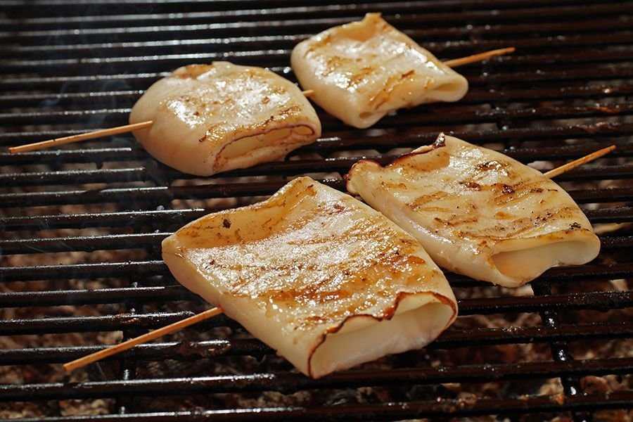 Кальмары на гриле фаршированные сыром, рецепт с фото