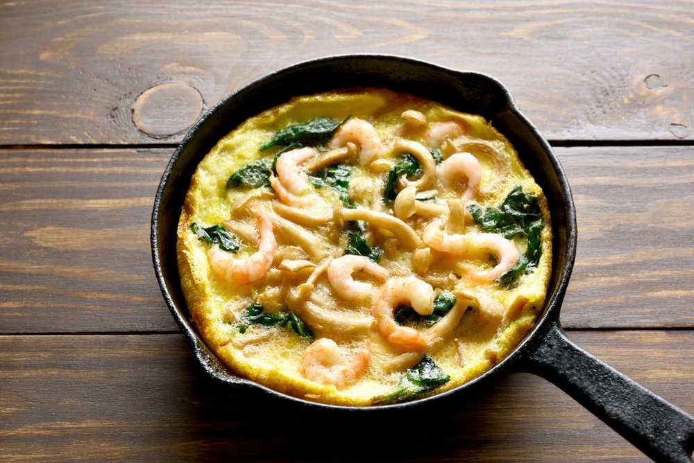 Салат с креветками и сырным омлетом рецепт с фото пошагово - 1000.menu