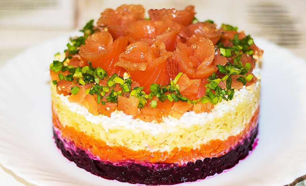 Морской салат с кальмарами и креветками, и крабовыми палочками (икрой)