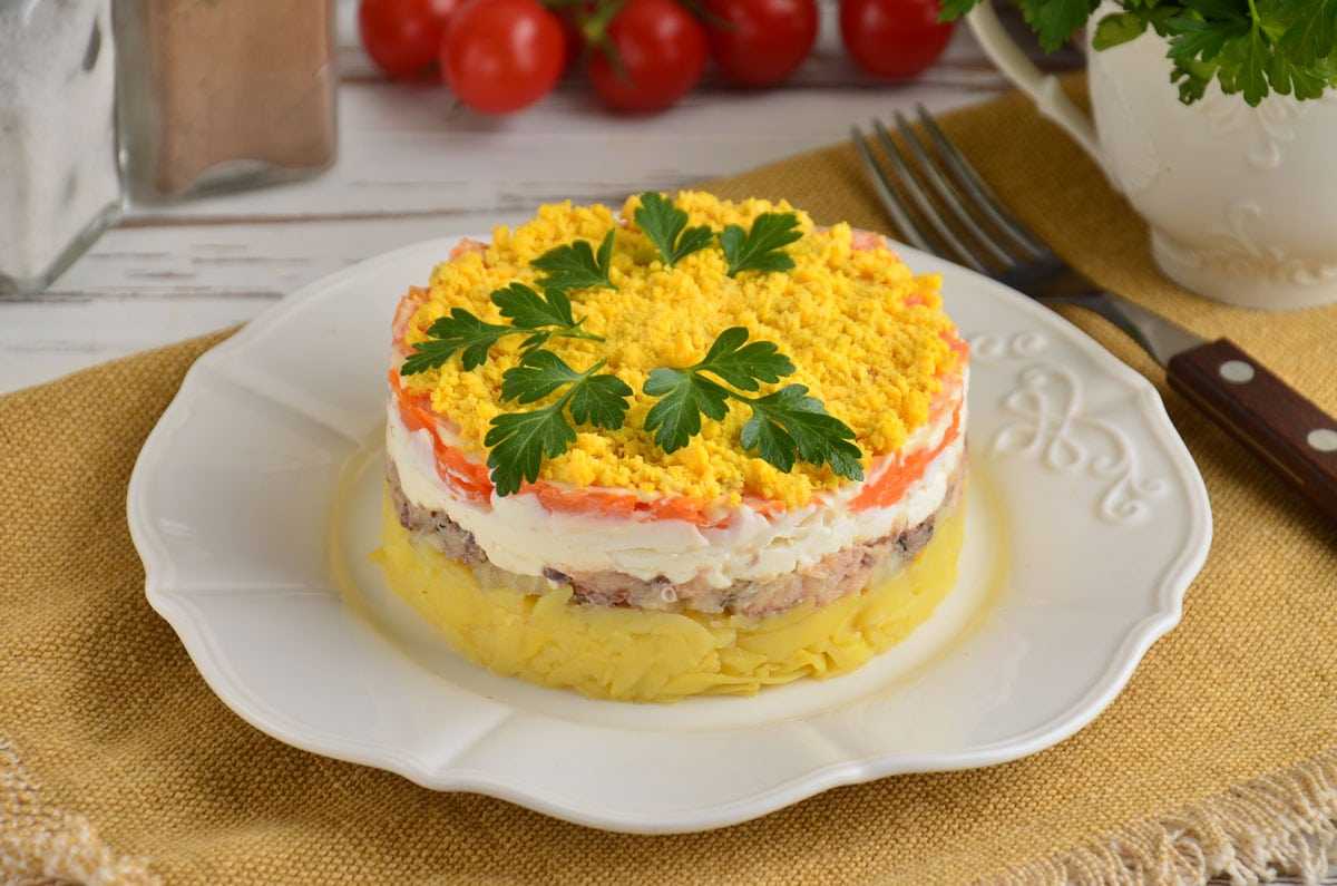 Вкусные рецепты салатов из рыбной консервы, с крекерами, сыром