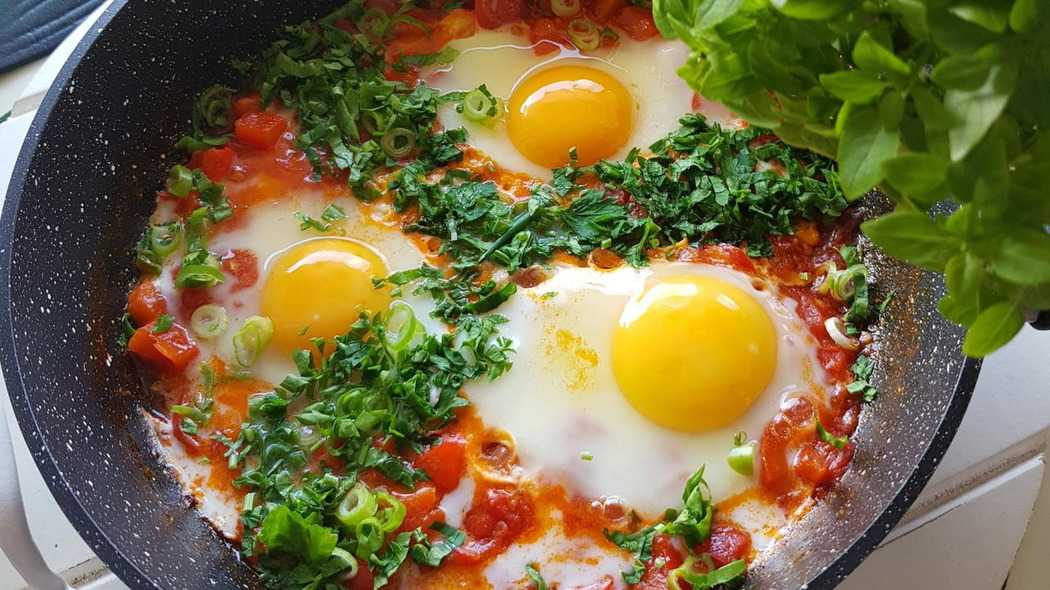 Как вкусно приготовить яичницу с помидорами по рецепту с фото