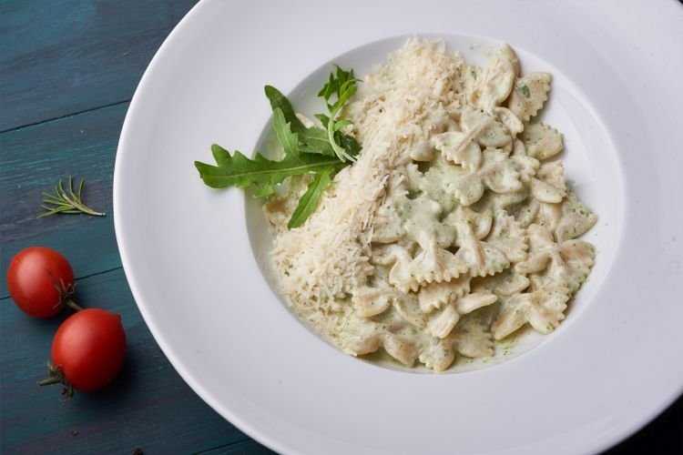 Пицца с охотничьей колбасой, беконом и маринованными шампиньонами. блюда из микроволновки