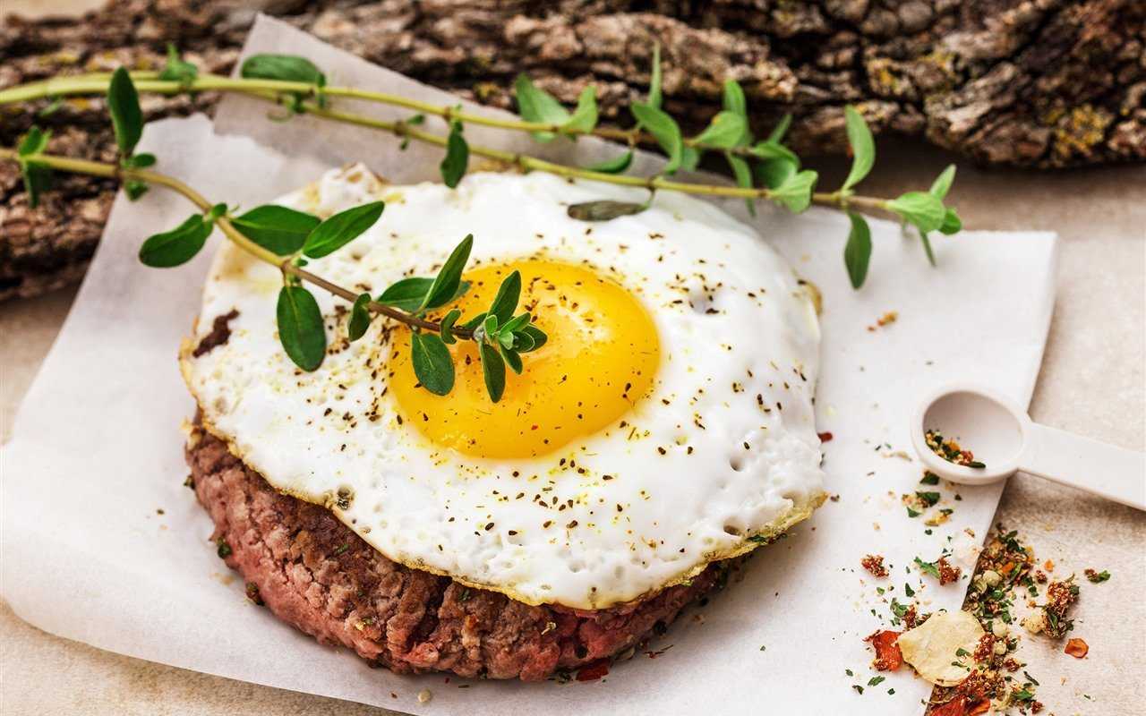 Яичница с помидорами и луком — рецепт завтрака из яиц быстро и вкусно