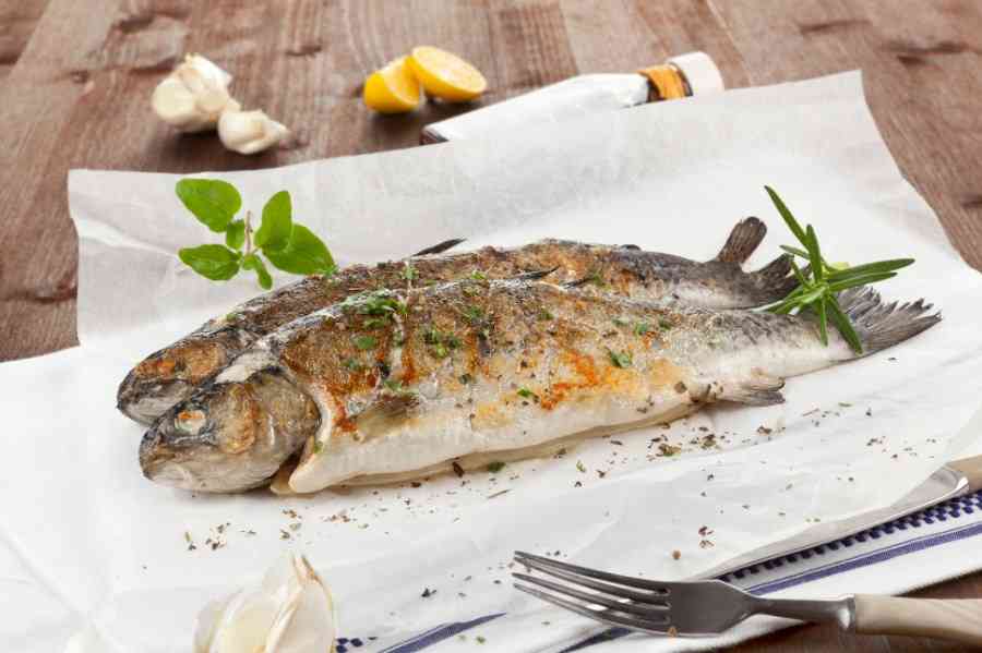 Как приготовить рыбу в духовке: вкусные и простые рецепты запекания рыбы в фолье, рукаве и на противне