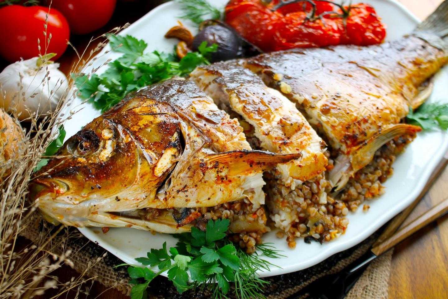Карп в духовке целиком с овощами и лимоном | 3 рецепта