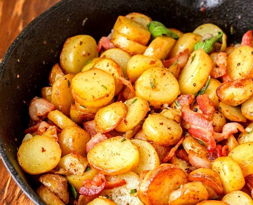 Жареная картошка с мясом на сковороде — вкусные и простые рецепты приготовления