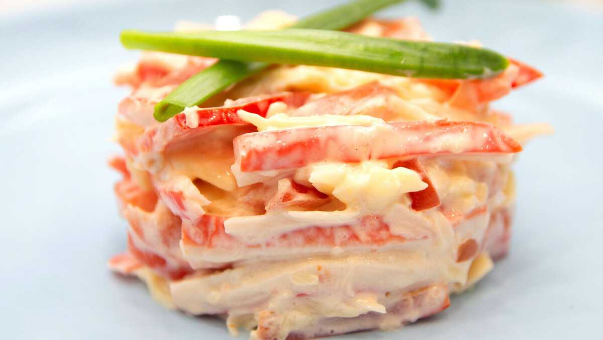 Салат красное море с крабовыми палочками: 3 очень вкусных рецепта