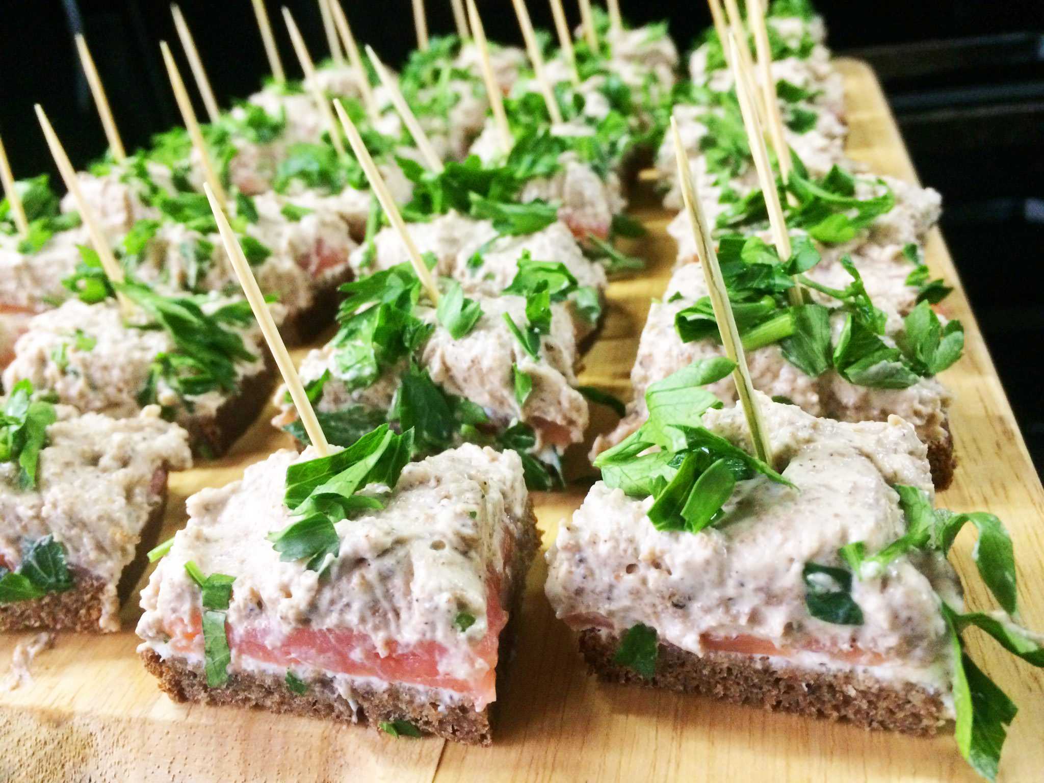 Бутерброды с семгой: 5 рецептов на праздничный стол (простые и вкусные)