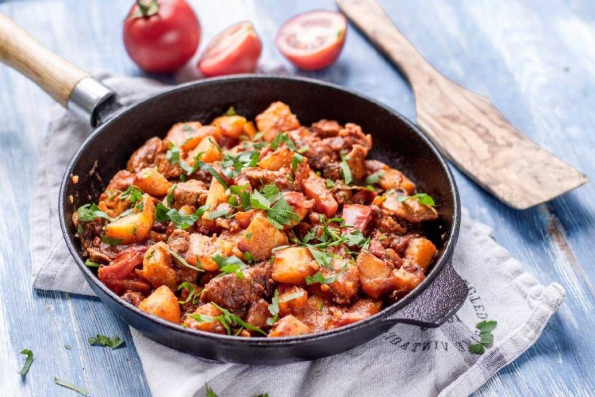 Жареная свинина на сковороде кусочками с луком