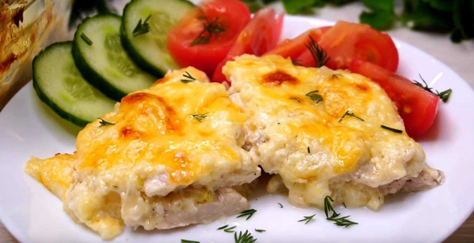 Горбуша в духовке с сыром и сметаной под овощной шубой. очень сочный рецепт!