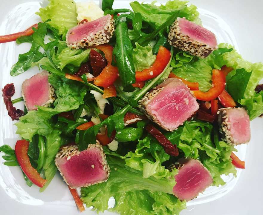 Салат с консервированным тунцом. 9 очень вкусных рецептов с фото