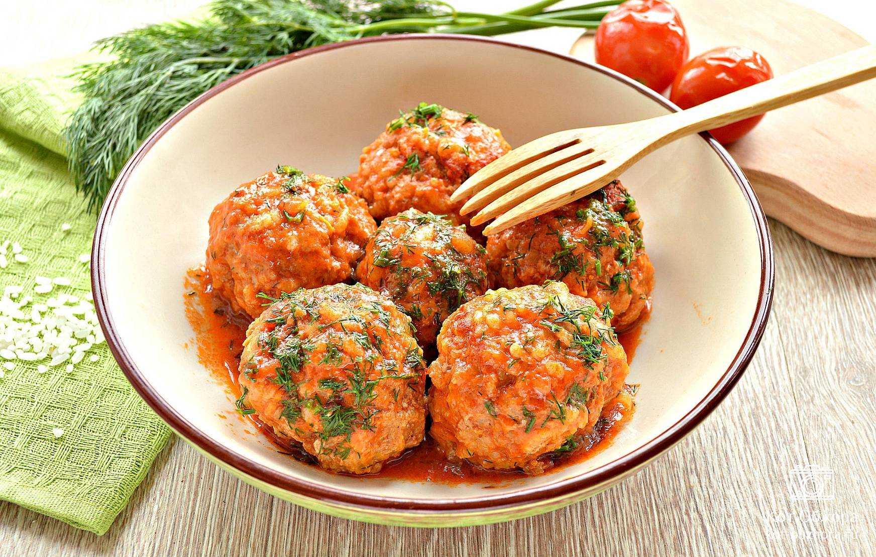 Тефтели с подливкой в духовке: 10 вкуснейших рецептов