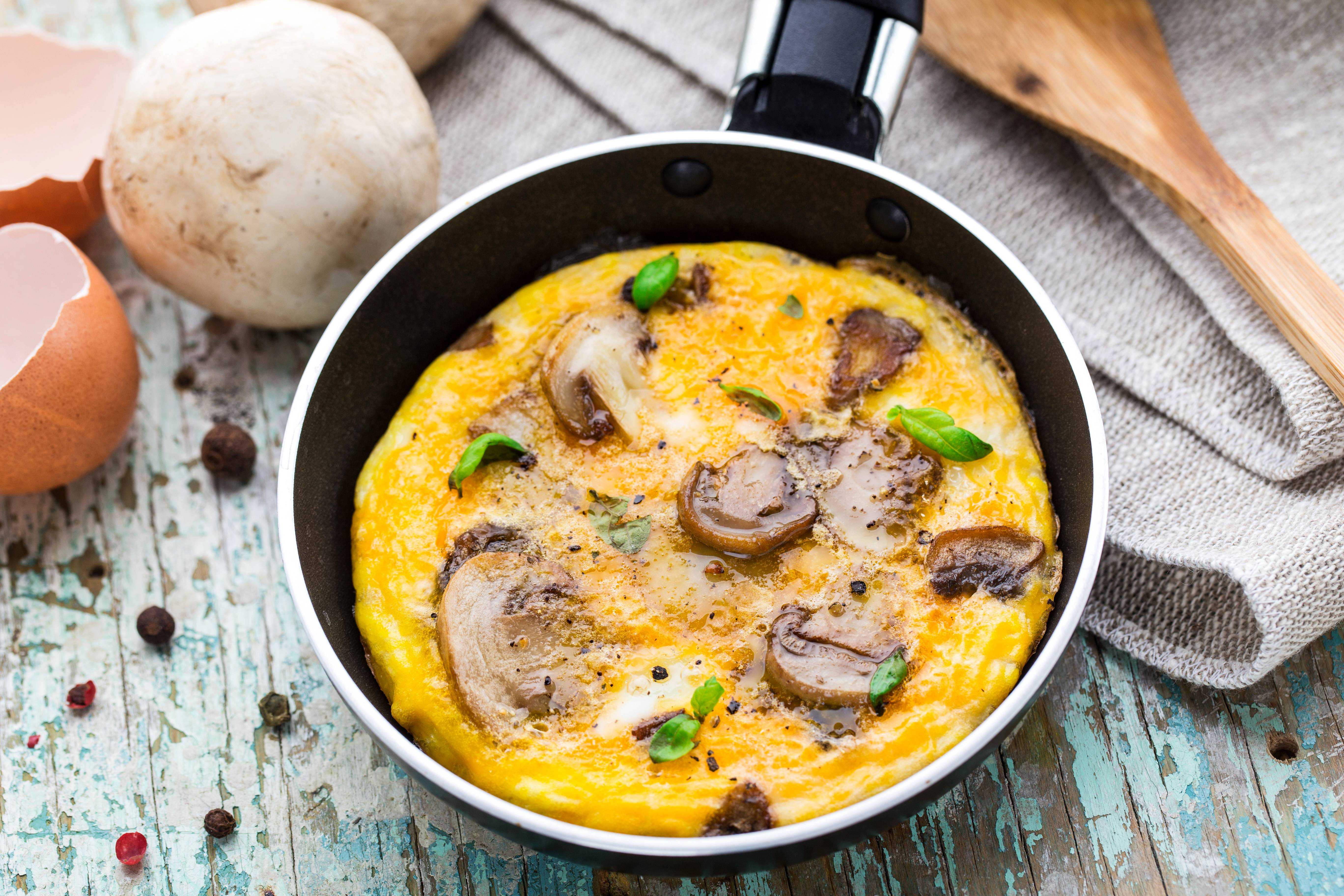 Салат с жареными шампиньонами, кукурузой, яйцом и сыром, слоями
