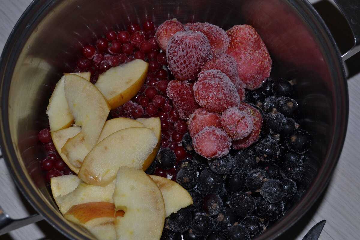 Компот из замороженной смородины: рецепты из красной и черной ягоды в кастрюле, как сварить с вишней и приготовление в мультиварке