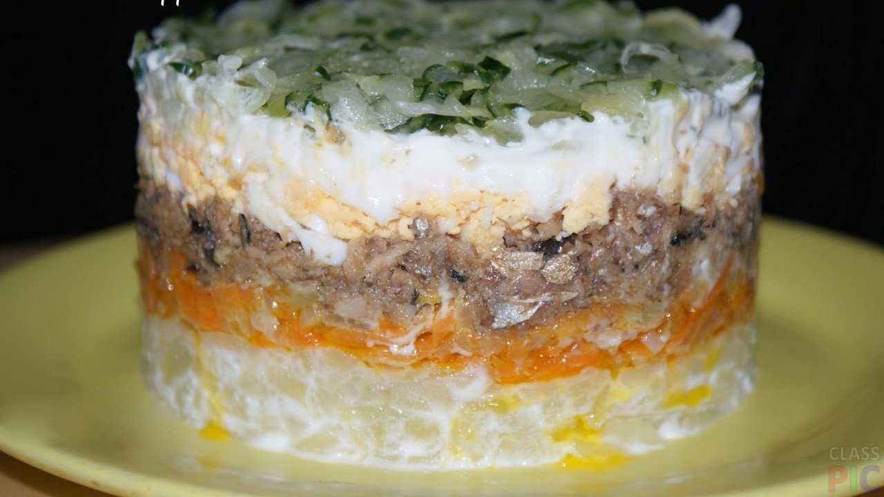 Популярные салаты с сухариками - 15 очень вкусных, простых и недорогих рецептов