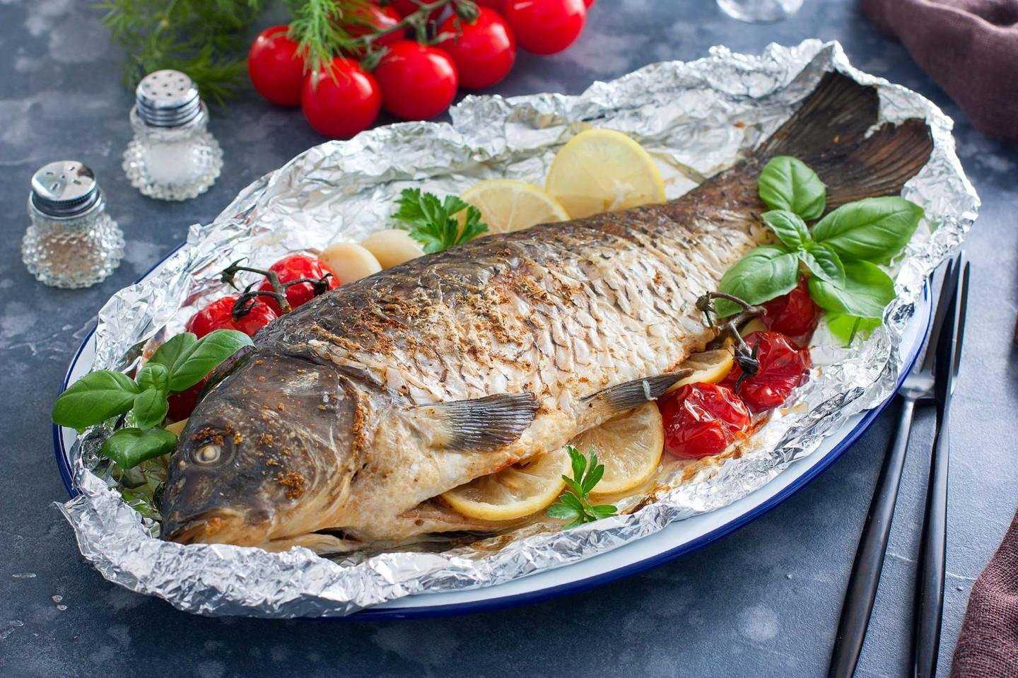 Карп запеченный в духовке: вкуснее не бывает