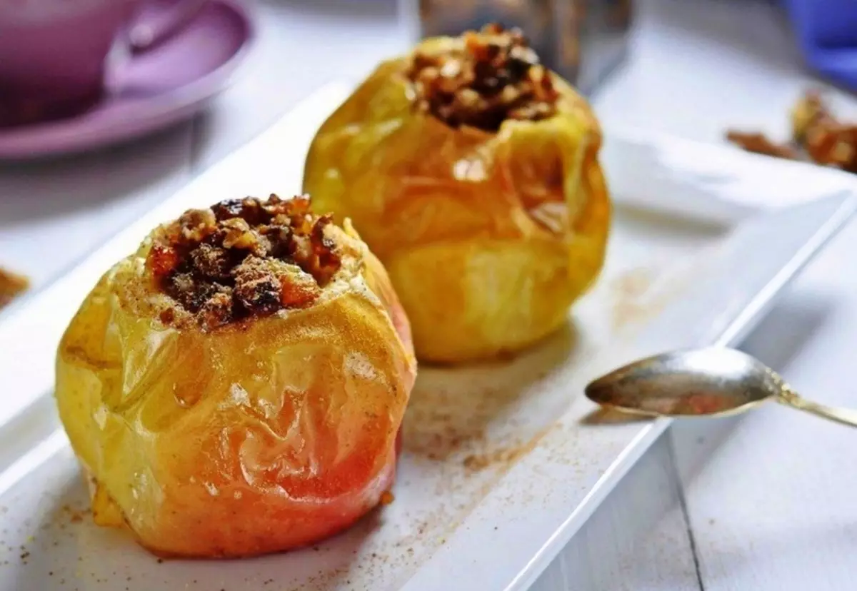 Печеные яблоки в духовке
