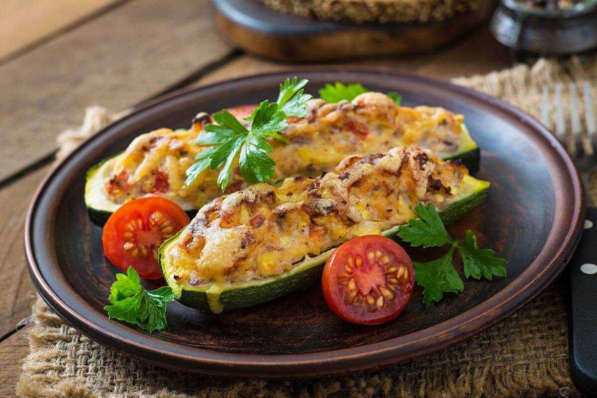 Мясо по-французски с кабачками в духовке: 5 рецептов, советы