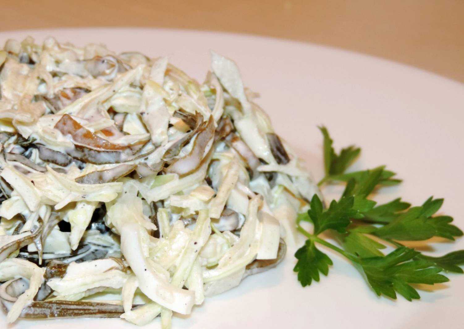 Простые и вкусные салаты с морской капустой: 10 рецептов с фото