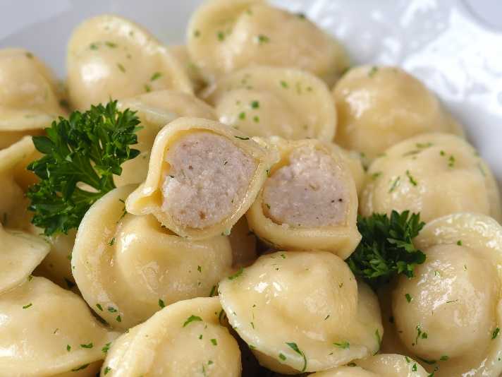 Фарш для пельменей: 5 рецептов вкусной и сочной начинки для домашних пельменей