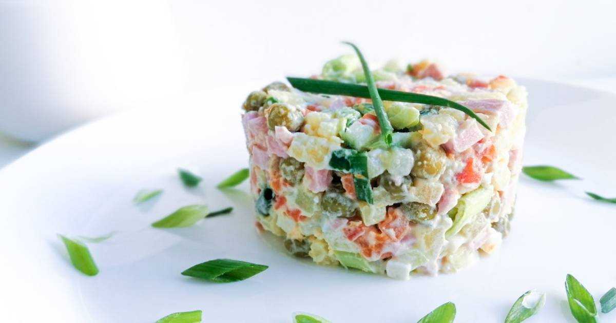 Оливье с колбасой: 7 очень вкусных салатов по классическим рецептам